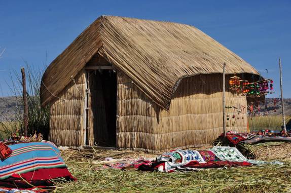 Uma típica casa nas Islas Flotantes, próximo à Puno, no Peru